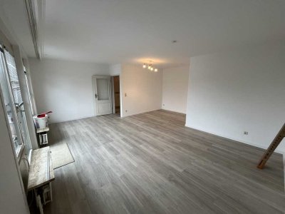Geschmackvolle, vollständig renovierte 3-Zimmer-Maisonette-Wohnung mit EBK in Hamburg Lohbrügge