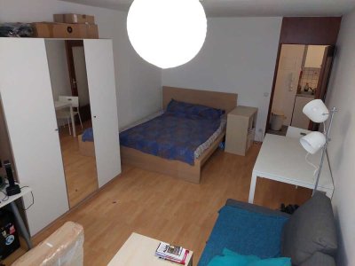 Möbliert: Helles Apartment / 1-Zimmer-Wohnung Nähe BMW, We Speak English