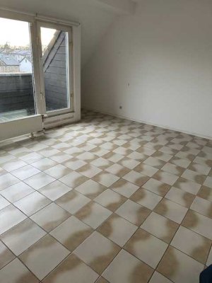 Helle Einzimmer-Dachgeschosswohnung mit Südbalkon in Köln-Porz-Urbach