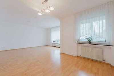 Werthaltige Hochparterre-Wohnung mit Loggia und Garage