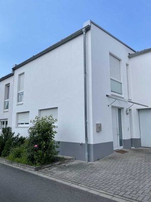 MODERNE UND HOCHWERTIG AUSGESTATTETE DHH IN ATTRAKTIVER INNENSTADTLAGE!