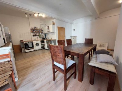 Schöne Wohnung mit riesen Wohnküche, 3er Wg tauglich!