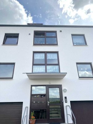 "Wohntraum auf zwei Etragen mit Kamin, Dachterrasse und Garage – Ihr neues Zuhause"