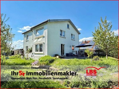 Großzügiges Einfamilienhaus mit großen Garten in zentraler Lage
