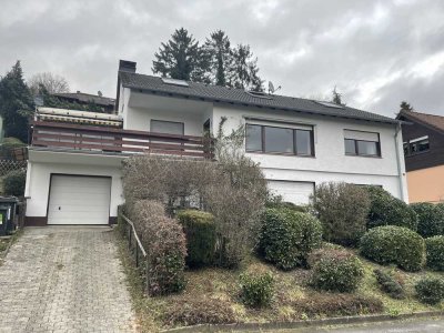 Wiesbaden-Auringen: Großzügiges Einfamilienhaus mit Einliegerwohnung in herrlicher Blicklage