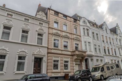 Einziehen und wohlfühlen – liebevoll sanierte Altbauwohnung mit Charme und zwei Balkonen