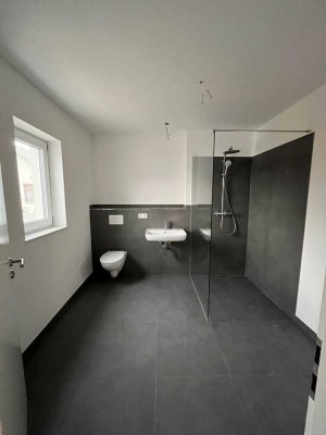 Erstbezug: Moderne 2-Zimmer-Wohnung mit Balkon und EBK zentral in Gangkofen