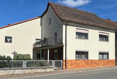 Zweifamilienhaus mit Nebengebäuden in Hagenbach