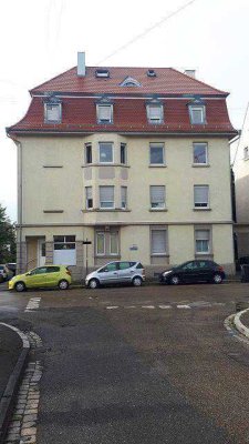 Altbauflair mit Stil: 4,5-Zimmer-Wohnung mit Stuckdecken & Einbauküche in Ludwigsburg West