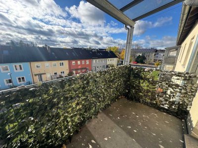 Lichtdurchflutete, schöne 4 Zi.-Wohnung mit Süd-Balkon, separater Küche und großem Keller