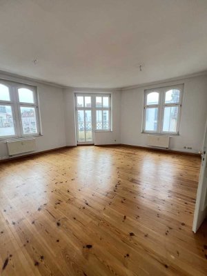 BEZUGSFREI: Großzügige 3-Zimmer-Altbauwohnung mit 2 Balkonen in Berlin-Lichtenberg