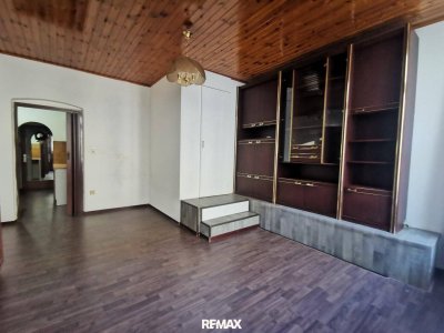 1 Zimmer im gepflegten Altbau. Renovieren / sanieren. Auch Sofortbezug möglich.