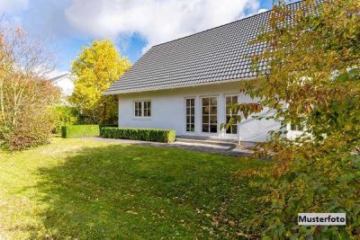 Freistehendes Einfamilienhaus mit Nebengebäude (Scheune)