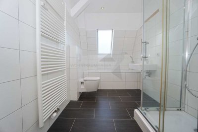 Gemütliche DG-Balkon-Wohnung mit Wanne + Dusche