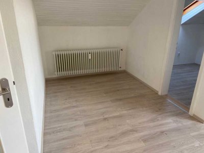Schöne und gepflegte 2-Zimmer Wohnung mit Balkon in Pfakofen