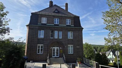 Etagenwohnung! 6 Zimmer! 2 Bäder! Dachgeschoss! super Aussicht!!
neu renoviert!