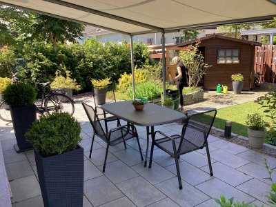 Perfekt für Paare: Lichtdurchflutete Maisonette-Wohnung mit großer Terrasse und schönem Garten