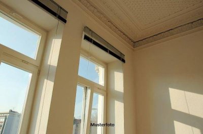 Preiswerte Gelegenheit: 1 Zimmer, Küche, Bad/WC &amp; Keller – 3. OG