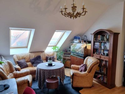 Gepflegte Dachgeschosswohnung mit eineinhalb Zimmern und Einbauküche in Leipzig