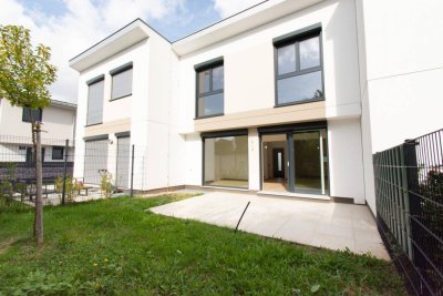 ERSTBEZUG: REIHENHAUS MIT PV-ANLAGE UND HOCHWERTIGER EINBAUKÜCHE NÄHE BADETEICH