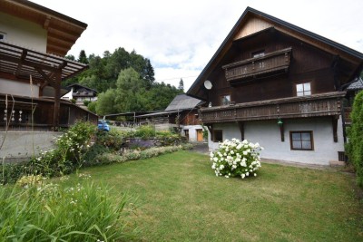 Wohnhaus mit Nebengebäuden, Grün- und Baufläche - 2 getrennte Wohneinheiten