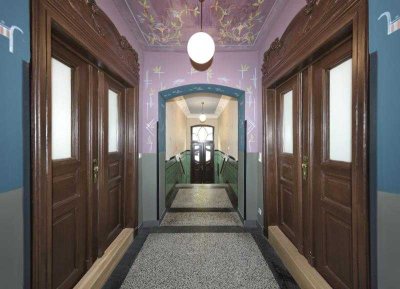 Traumhafte sanierte Altbauwohnung mit Balkon!!