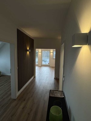 Erstbezug nach Kernsanierung – luxuriöse 3-Zimmer-Dachgeschosswohnung mit Klimaanlage in Lechenich