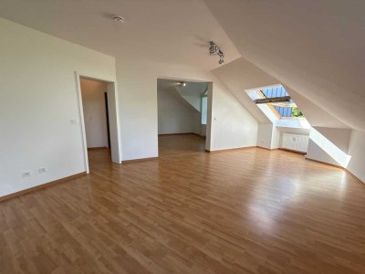 ***Frisch renoviert - Helle Dachgeschosswohnung mit Balkon & Wintergarten***