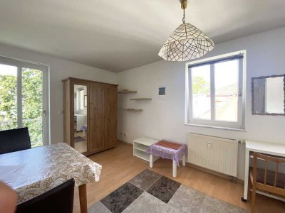 Teilmöbliertes helles Apartment mit Balkon, zentral in der inneren Neustadt