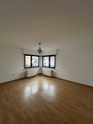 Ruhige 4-Zimmer-Wohnung mit Balkon & Gartennutzung - fußläufig zur Bahn