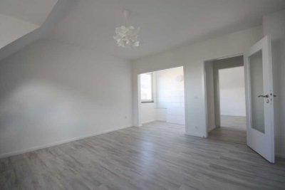 Renovierte 2,5-Zimmer-DG-Wohnung in Oberhausen, zentrale Lage