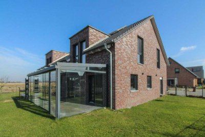Wohnträume leben: Gehobene Doppelhaushälfte mit Wintergarten und Energieklasse A+ in Klanxbüll