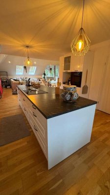 4-Zi.-Maisonette-Wohnung + exklusiver Küche, auf zwei Etagen und tollem Blick ins Grüne