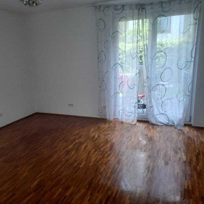 Schöne, neuwertige 3-Raum-Wohnung mit Terrasse und Garten in Regensburg West