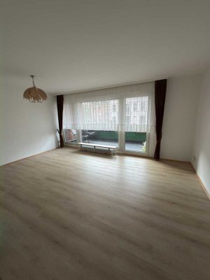 Helle 2-Zimmer-Wohnung mit Loggia und Garage