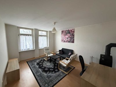 Möblierte Altbauwohnung mit 2 Zimmern, Kaminofen & Garten – Brühler Vorstadt