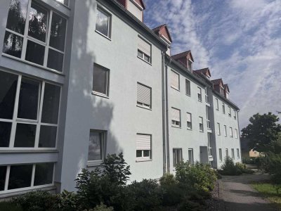 Erdgeschoss mit Komfort – 2 Zimmer, Balkon, Einbauküche und Stellplatz inklusive