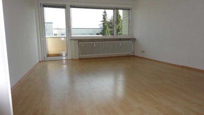 Helle und geräumige 2 Zi.-Whg mit Balkon im IV. OG in Germering, TG vorhanden, sofort beziehbar