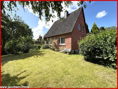 Nahe der Flensburger Förde - sanierungsbedürftiges Einfamilienhaus mit großem Garten & 2 Garagen