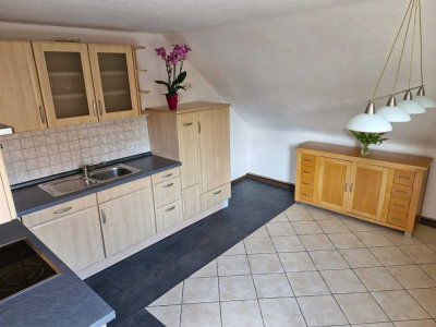 Tolle 2 Zimmer Mansardenwohnung mit Balkon-Möbliert mit EBK ** Top **