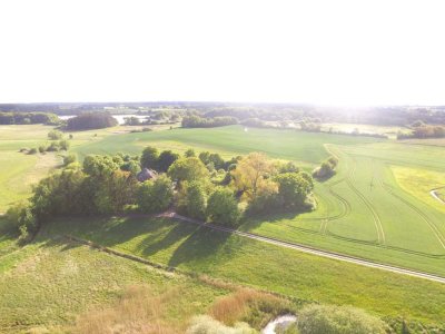 Ruhiges Wohnen im Grünen: Weitblick, Großzügigkeit und liebevoller Charme unterm Dach