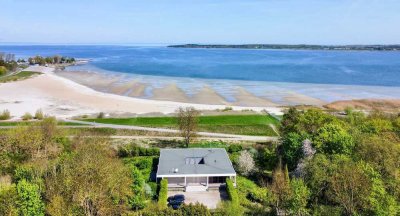 Designvilla mit Blick über die Boddenlandschaft bis zur Insel Rügen