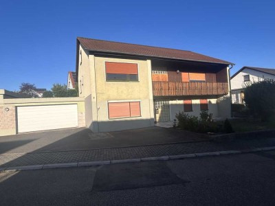 Freistehendes Einfamilienhaus mit Doppelgarage und Garten