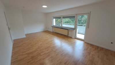 ERSTBEZUG NACH RENOVIERUNG! Schöne 3 Zi. Whg. mit Küche (EBK.), Bad, Flur und Balkon mit Parkblick