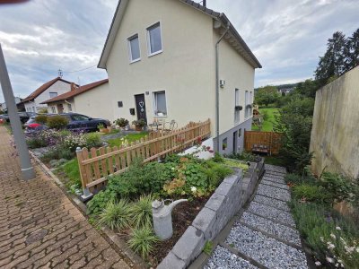 Modernes Einfamilienhaus mit Einliegerwohnung, großem Garten – ruhige Lage in Reisbach (Saarwelli