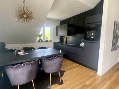 Lichtdurchflutete 3-Zimmer-Dachgeschosswohnung mit großer Terrasse und Einbauküche  in ruhiger Lage