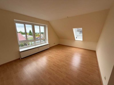 *Lichtdurchflutete 3- Zimmer-Dachgeschoß-Wohnung mit Wannenbad*
