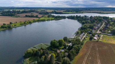 Großes Ferienhaus mit Terrasse: Seezugang mit eigenem Steg auf Eigentumsland