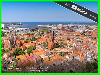 Ferienhaus oder Zuhause? Modernes Stadthaus mit drei Wohnebenen und Garage