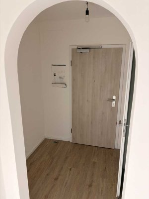 Kernsanierte 2-Zimmer-Penthouse-Wohnung mit 50 m² Dachterrasse, separater Küche & Flur